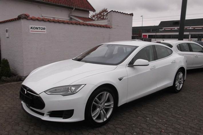 Hvid Tesla Model S fra 2015 set udefra