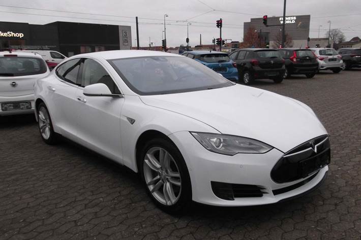 Hvid Tesla Model S fra 2015