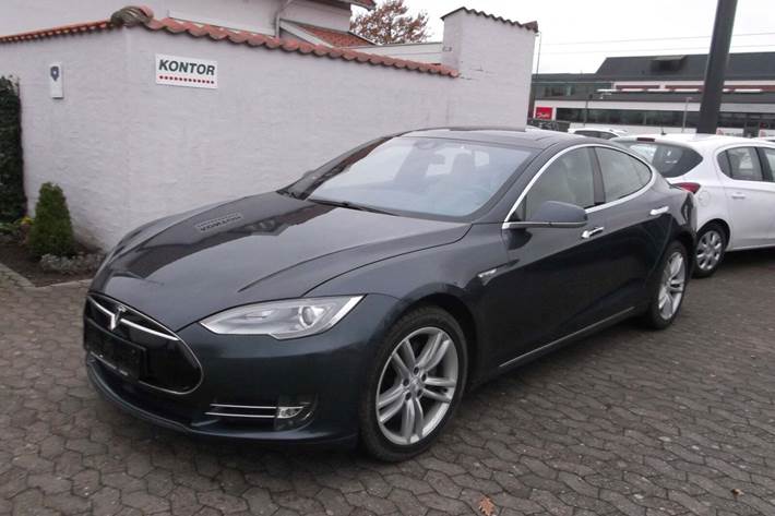 Grå Tesla Model S fra 2015 set udefra