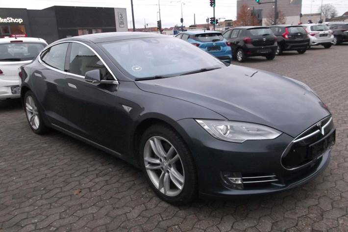 Grå Tesla Model S fra 2015