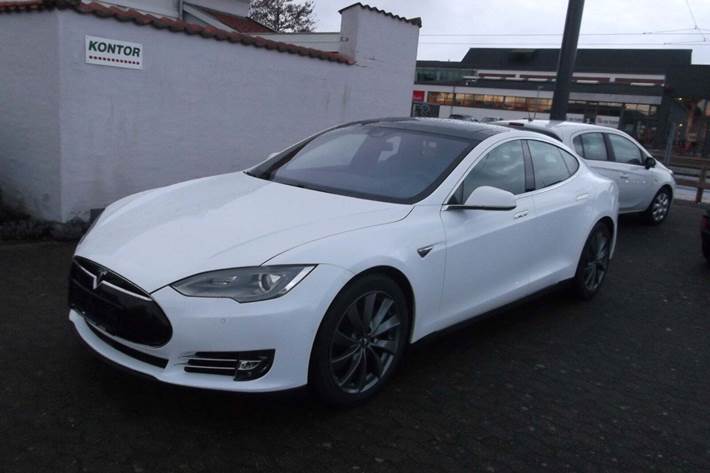 Hvid Tesla Model S fra 2015 set udefra