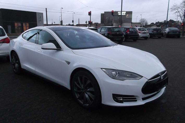 Hvid Tesla Model S fra 2015