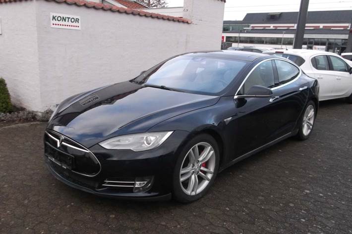Blå Tesla Model S fra 2015 set udefra