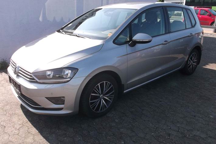 Grå VW Golf Sportsvan fra 2017 set udefra