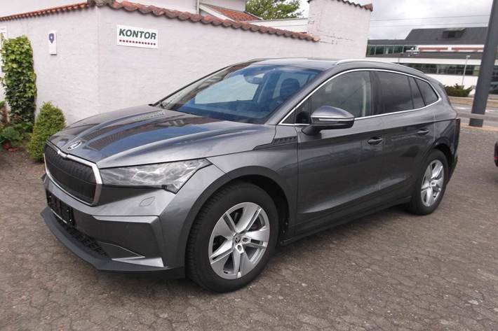 Grå Skoda Enyaq fra 2023 set udefra