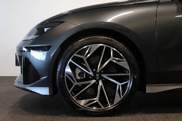 Grå Hyundai Ioniq 6 fra 2025