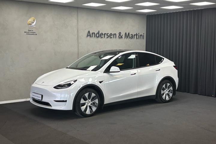 Hvid Tesla Model Y fra 2021 set udefra