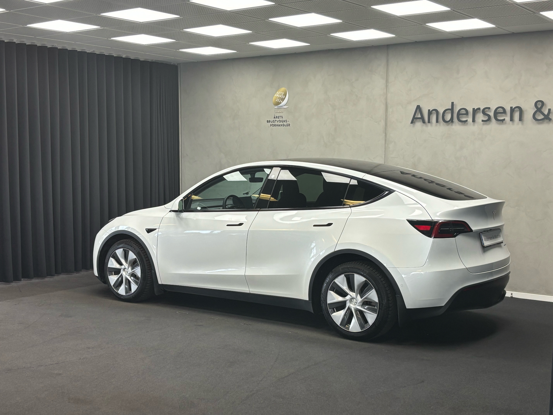 Hvid Tesla Model Y fra 2021