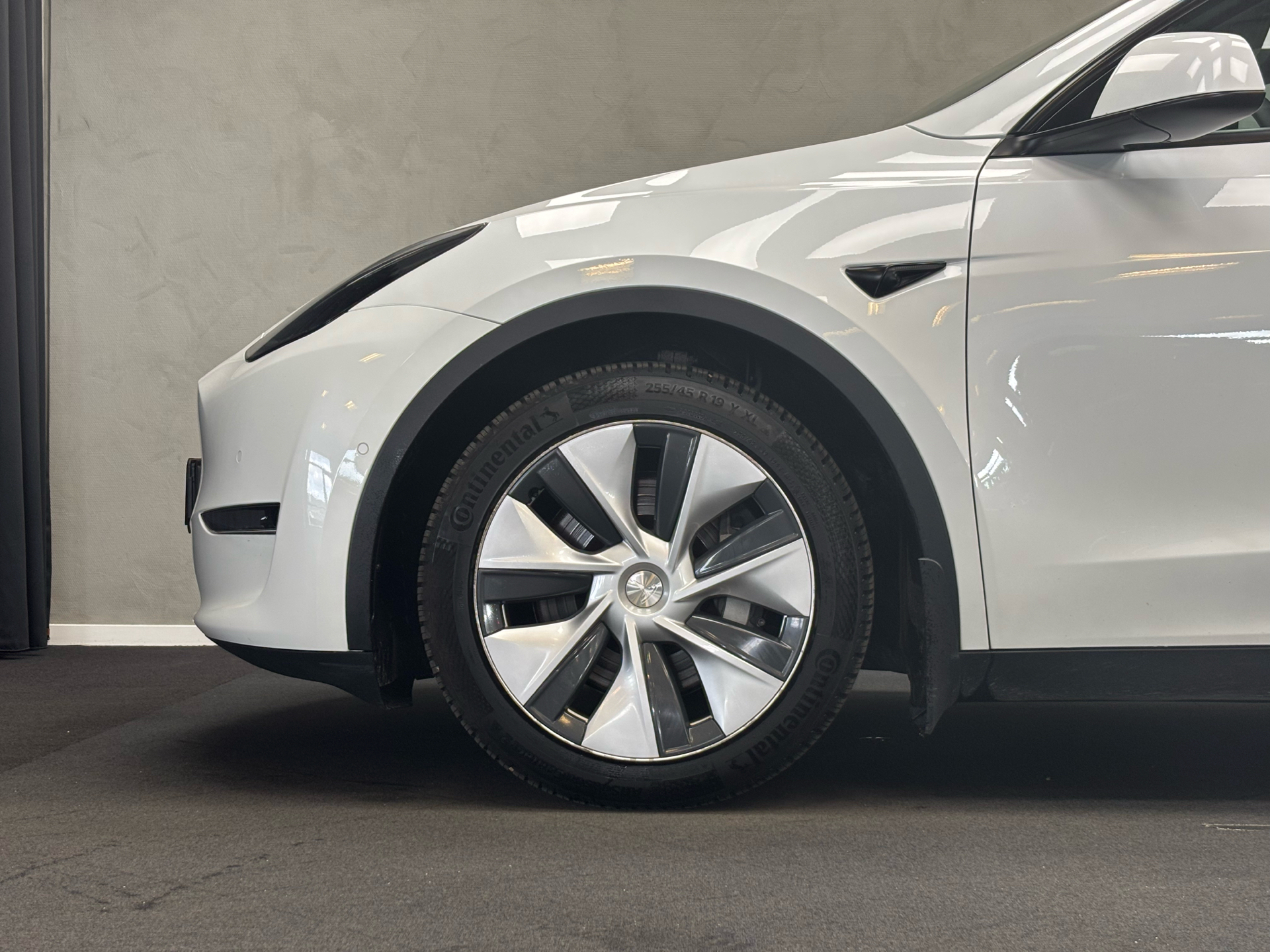 Hvid Tesla Model Y fra 2021