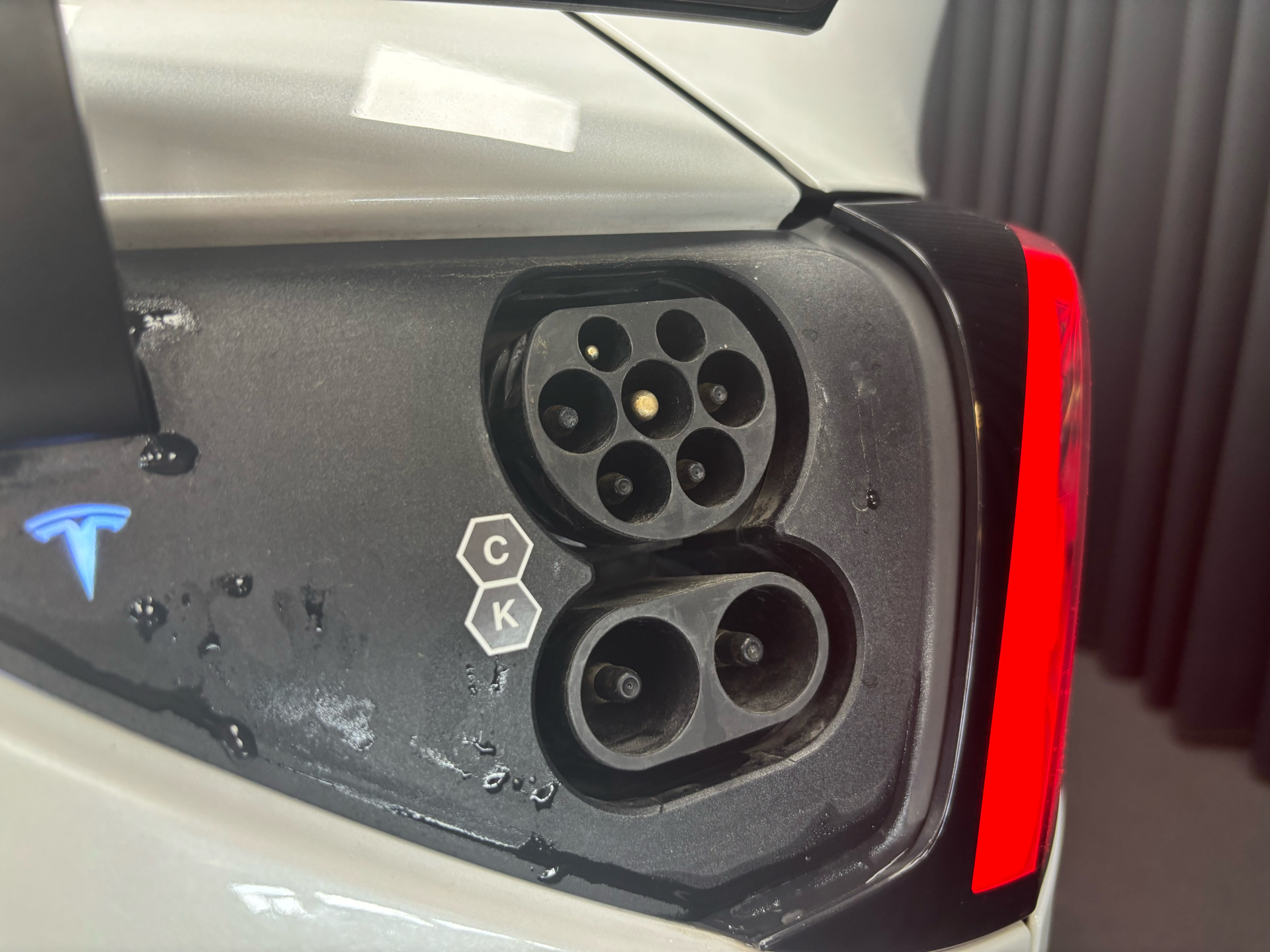 Hvid Tesla Model Y fra 2021 set udefra