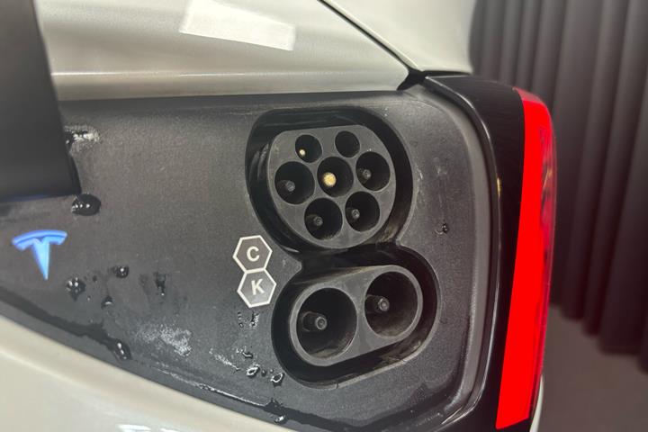 Hvid Tesla Model Y fra 2021 set udefra