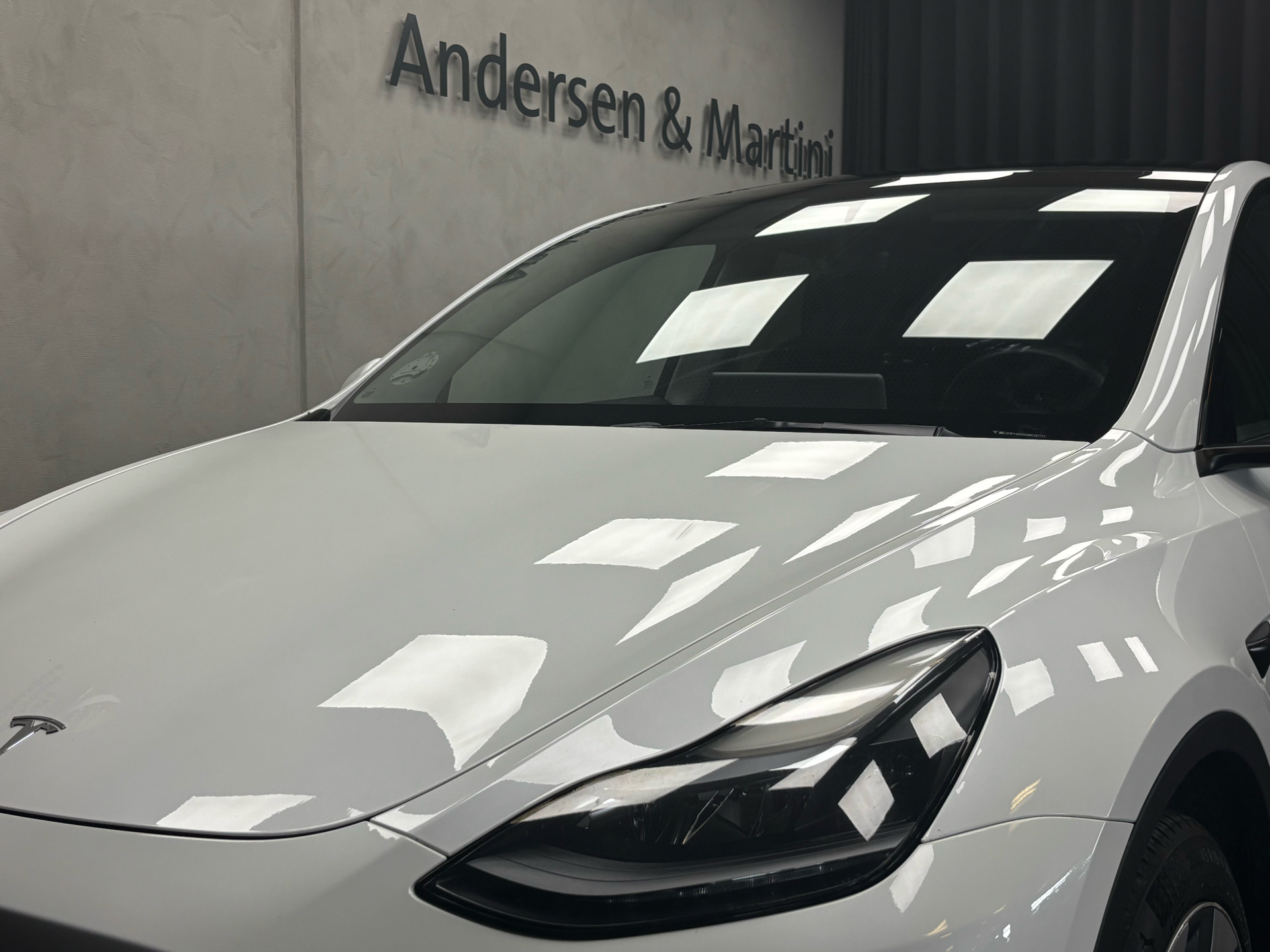 Hvid Tesla Model Y fra 2021 set udefra