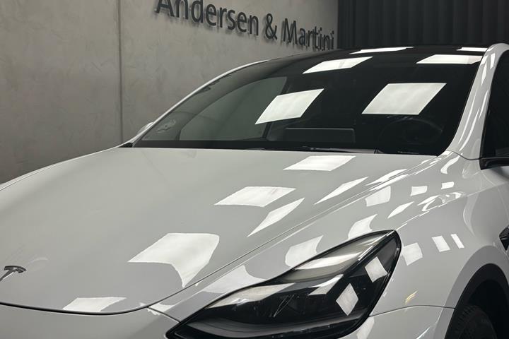 Hvid Tesla Model Y fra 2021 set udefra