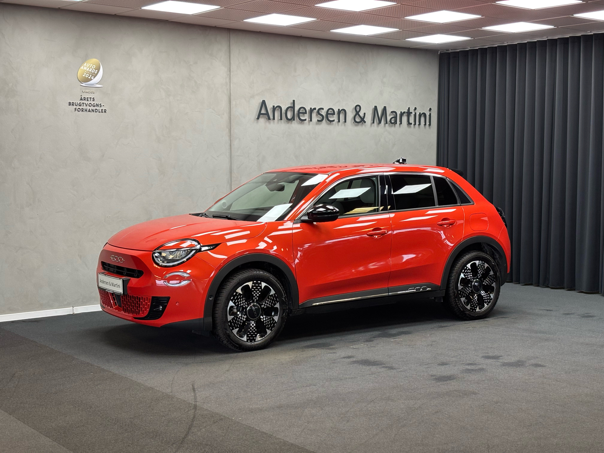 Rød Fiat 600e fra 2023 set udefra