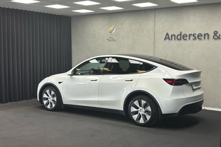 Hvid Tesla Model Y fra 2021