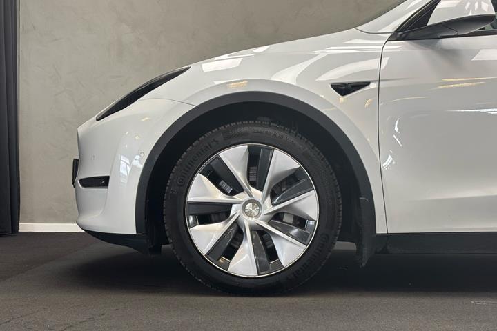 Hvid Tesla Model Y fra 2021 set udefra