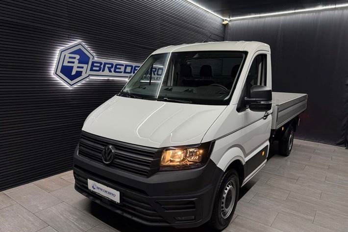 Hvid VW Crafter 35 fra 2024 set udefra
