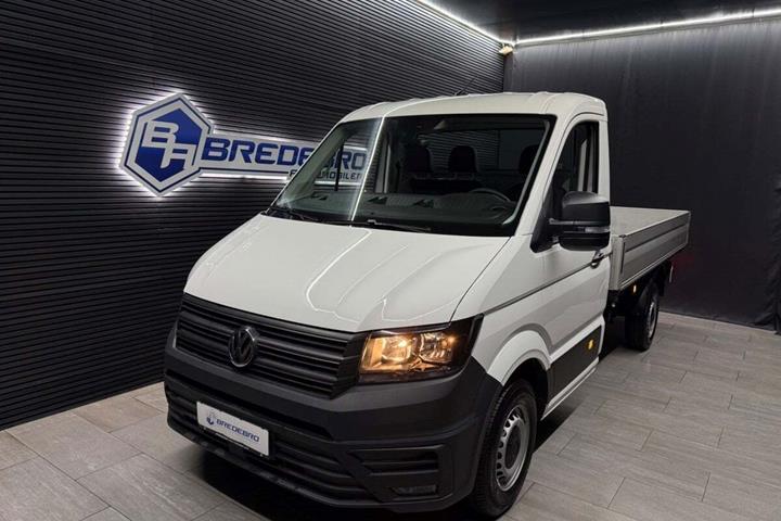Hvid VW Crafter 35 fra 2024 set udefra