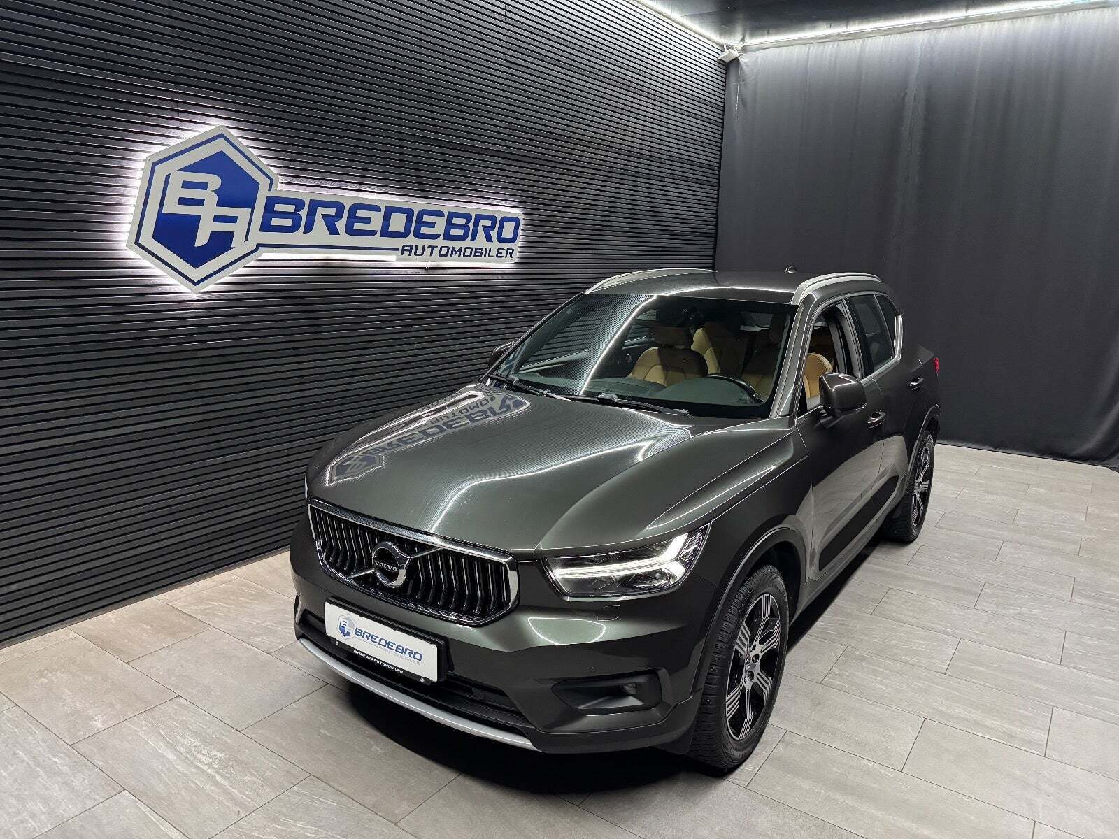 Grå Volvo XC40 fra 2019 set udefra