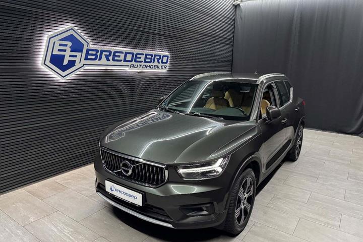 Grå Volvo XC40 fra 2019 set udefra