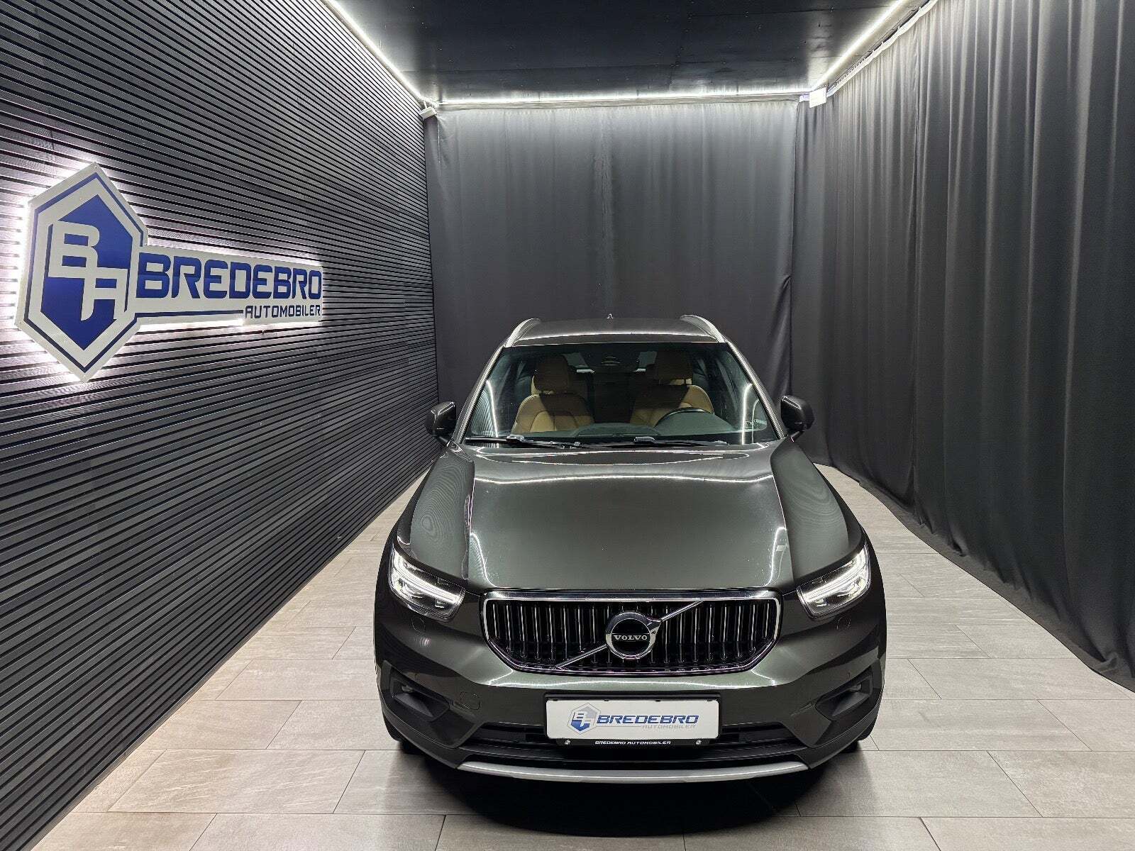 Grå Volvo XC40 fra 2019