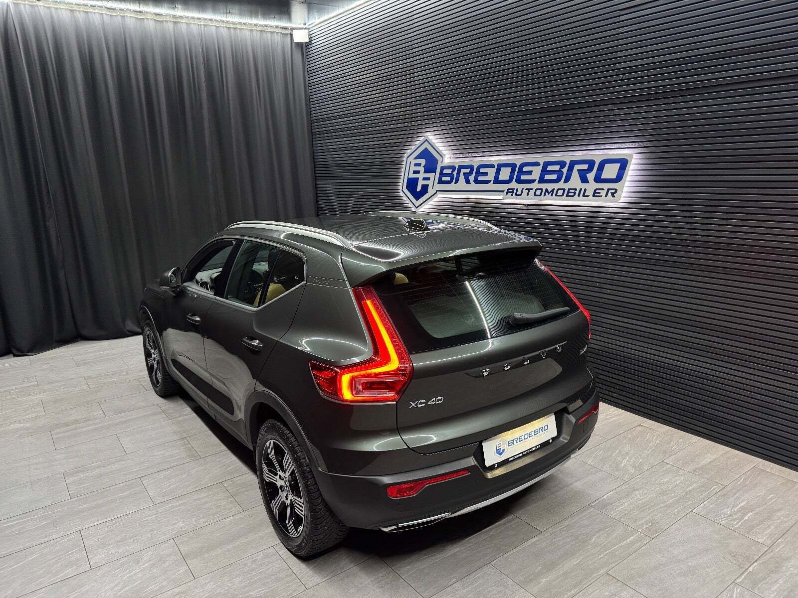 Grå Volvo XC40 fra 2019