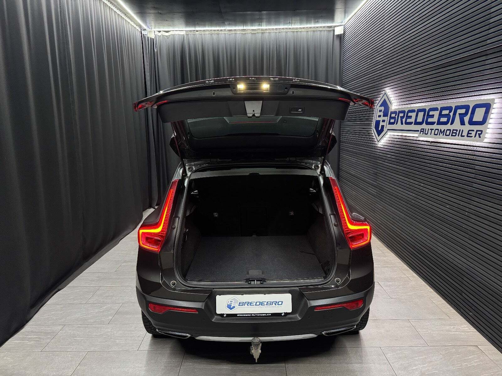 Grå Volvo XC40 fra 2019