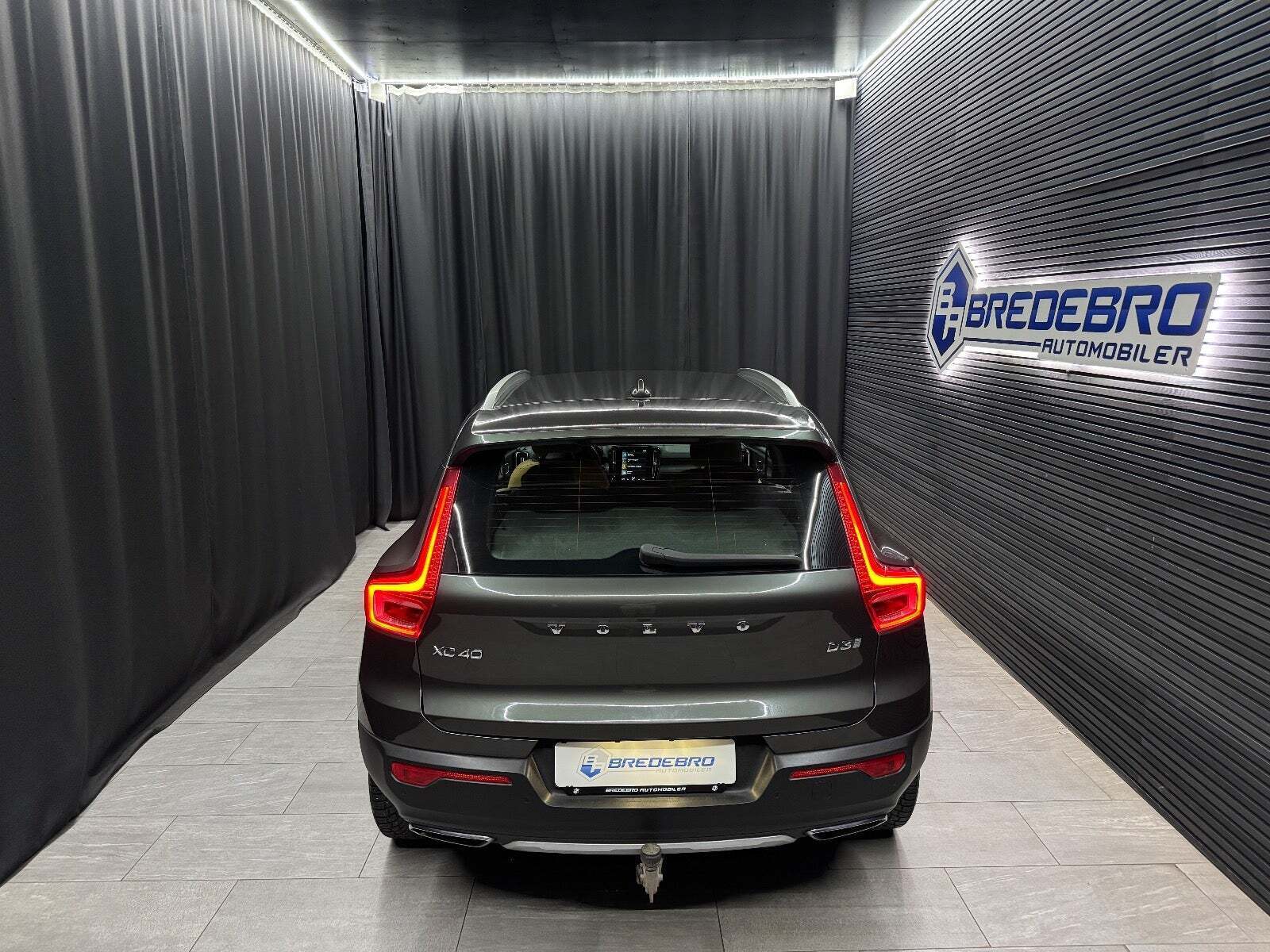 Grå Volvo XC40 fra 2019