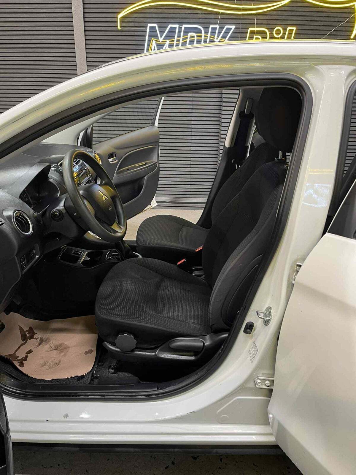 Mitsubishi Space Star 1,2 Black & White