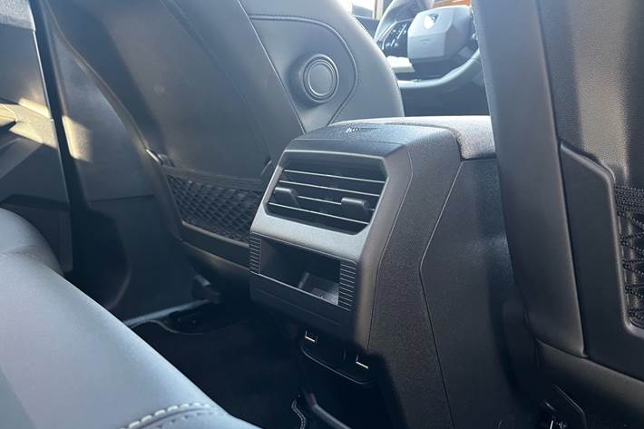 Grå Peugeot e-3008 fra 2025