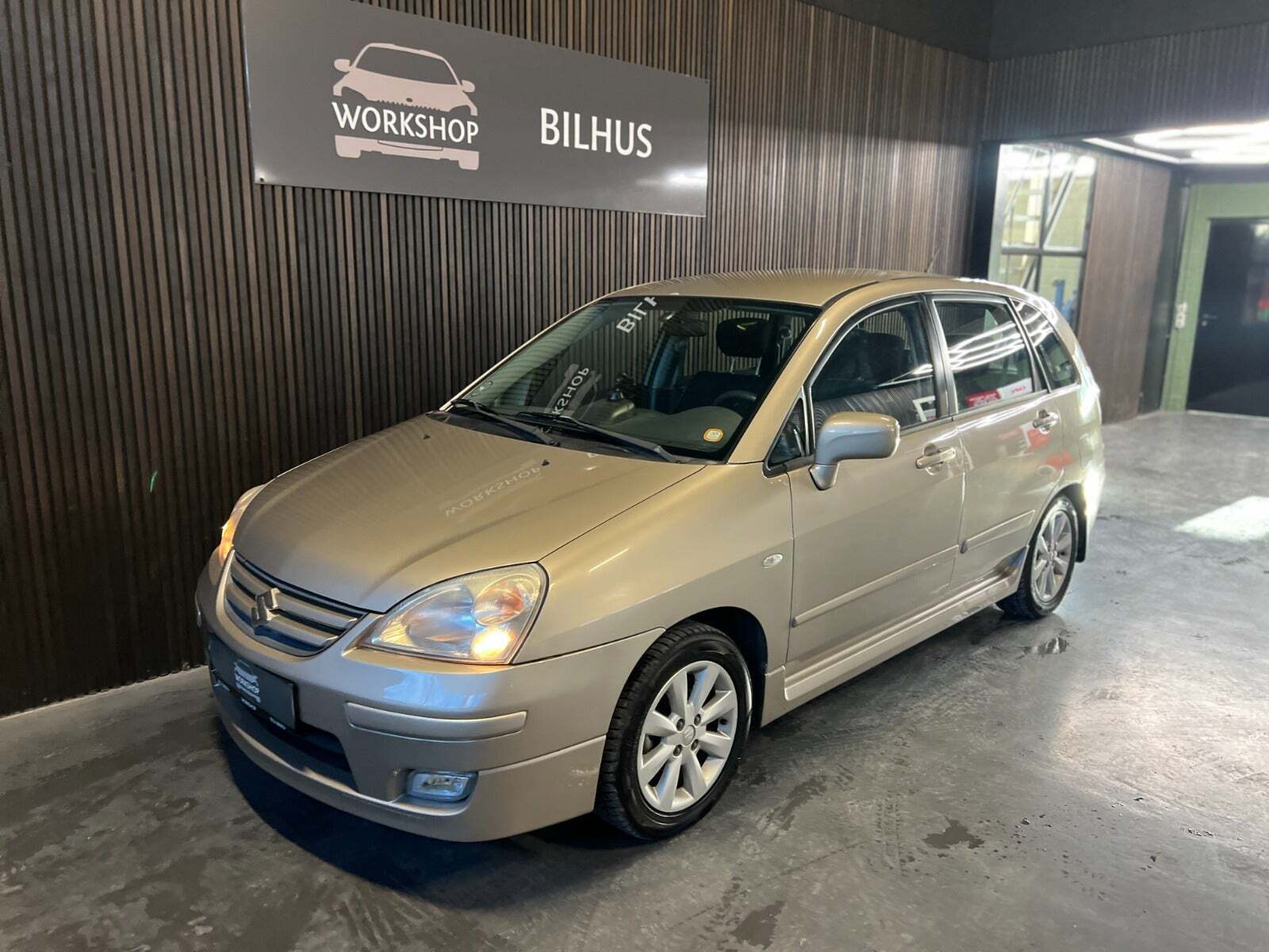 Orange Suzuki Liana fra 2005 set udefra