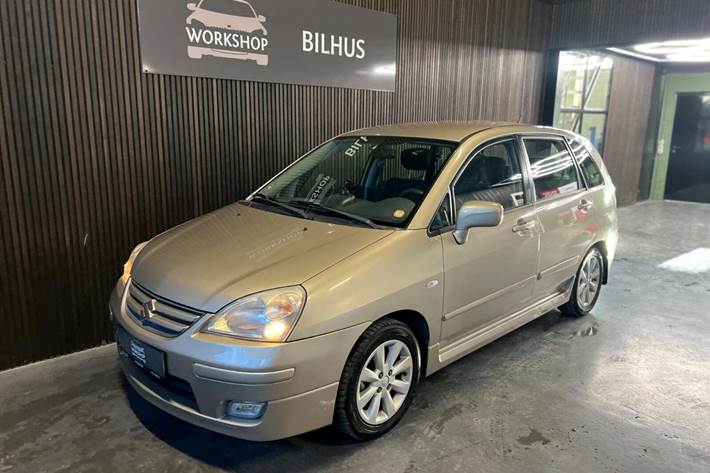 Orange Suzuki Liana fra 2005 set udefra