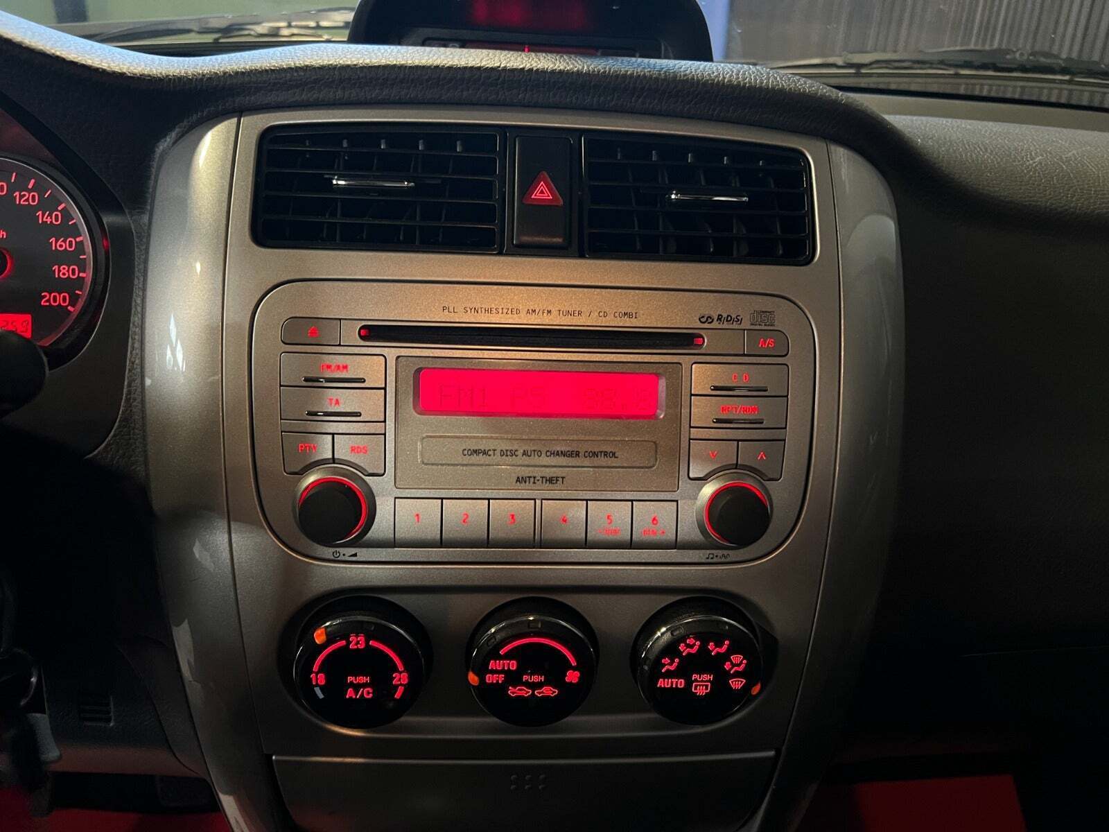 Orange Suzuki Liana fra 2005