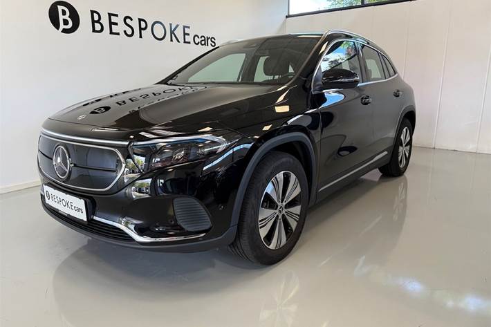 Sort Mercedes EQA 250 fra 2023 set udefra