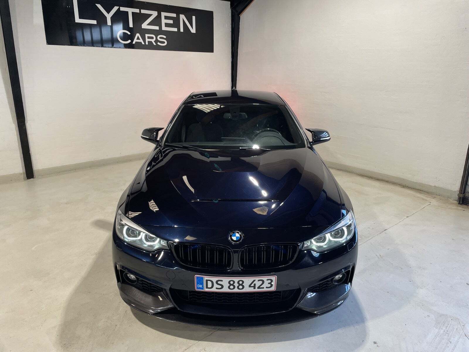 Blå BMW 440i fra 2018 set udefra