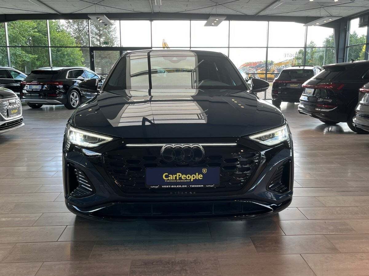 Blå Audi Q8 e-tron fra 2024