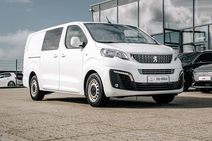 Hvid Peugeot Expert fra 2021 set udefra