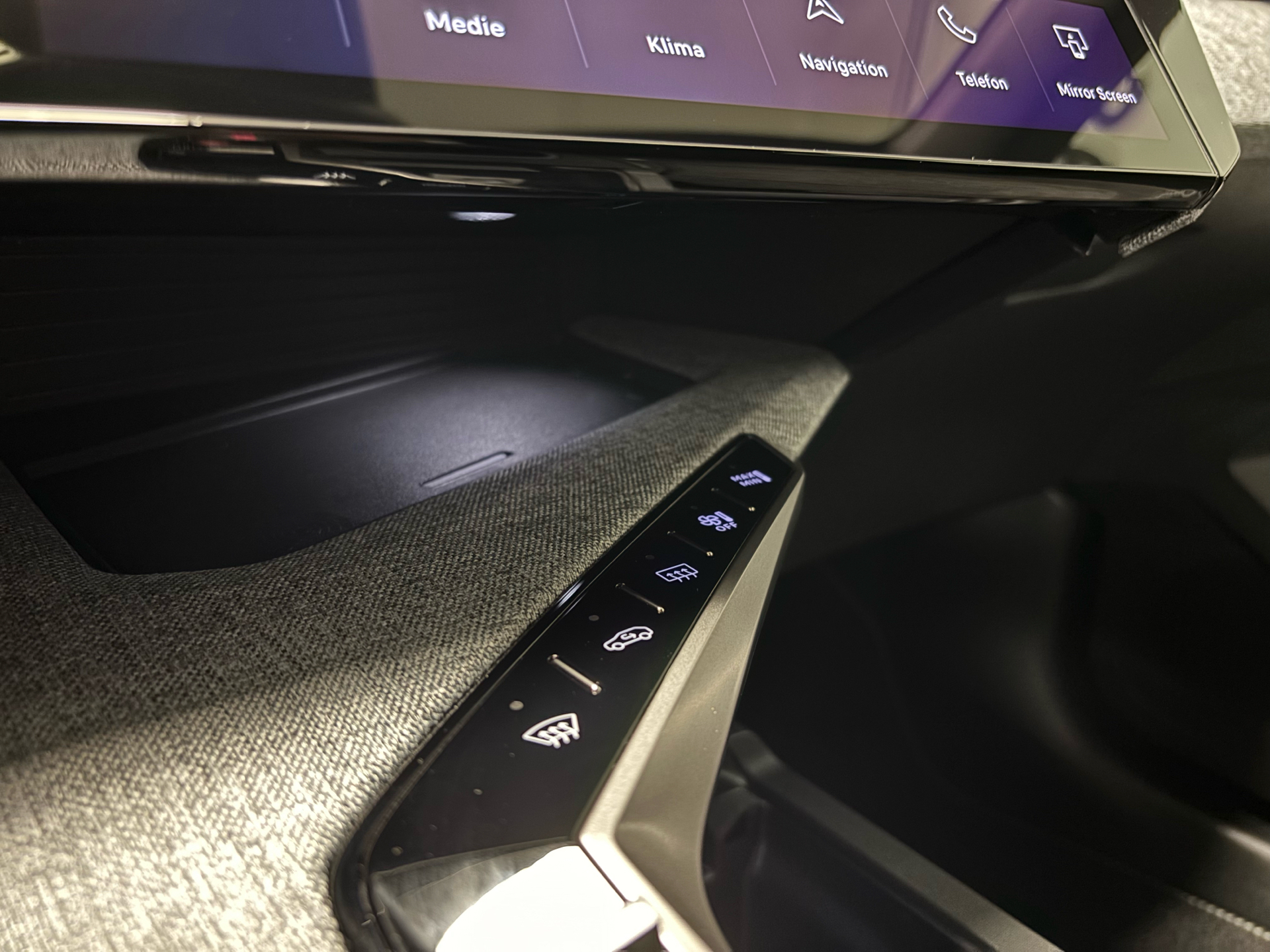 Grå Peugeot e-3008 fra 2025