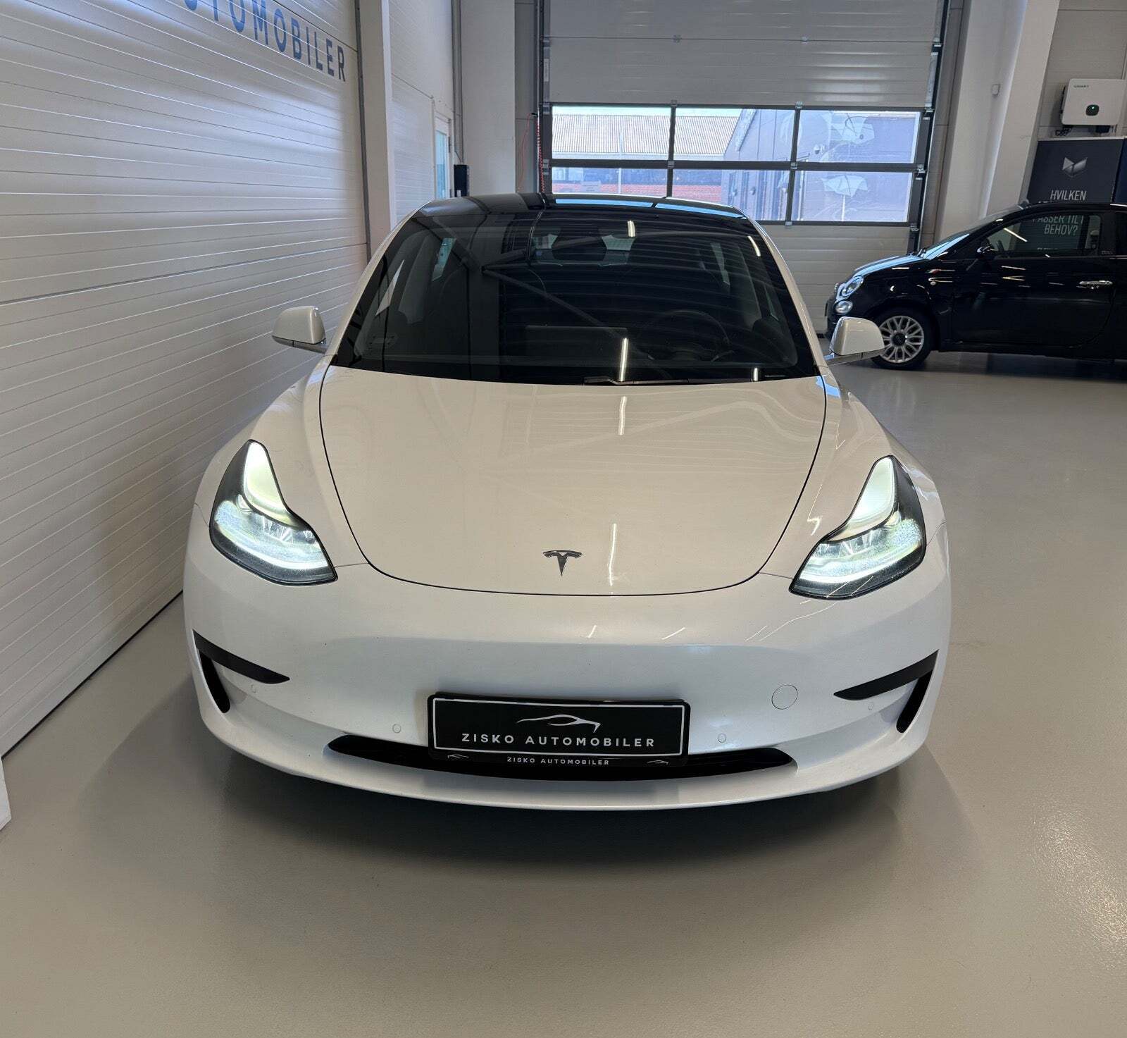 Hvid Tesla Model 3 fra 2020