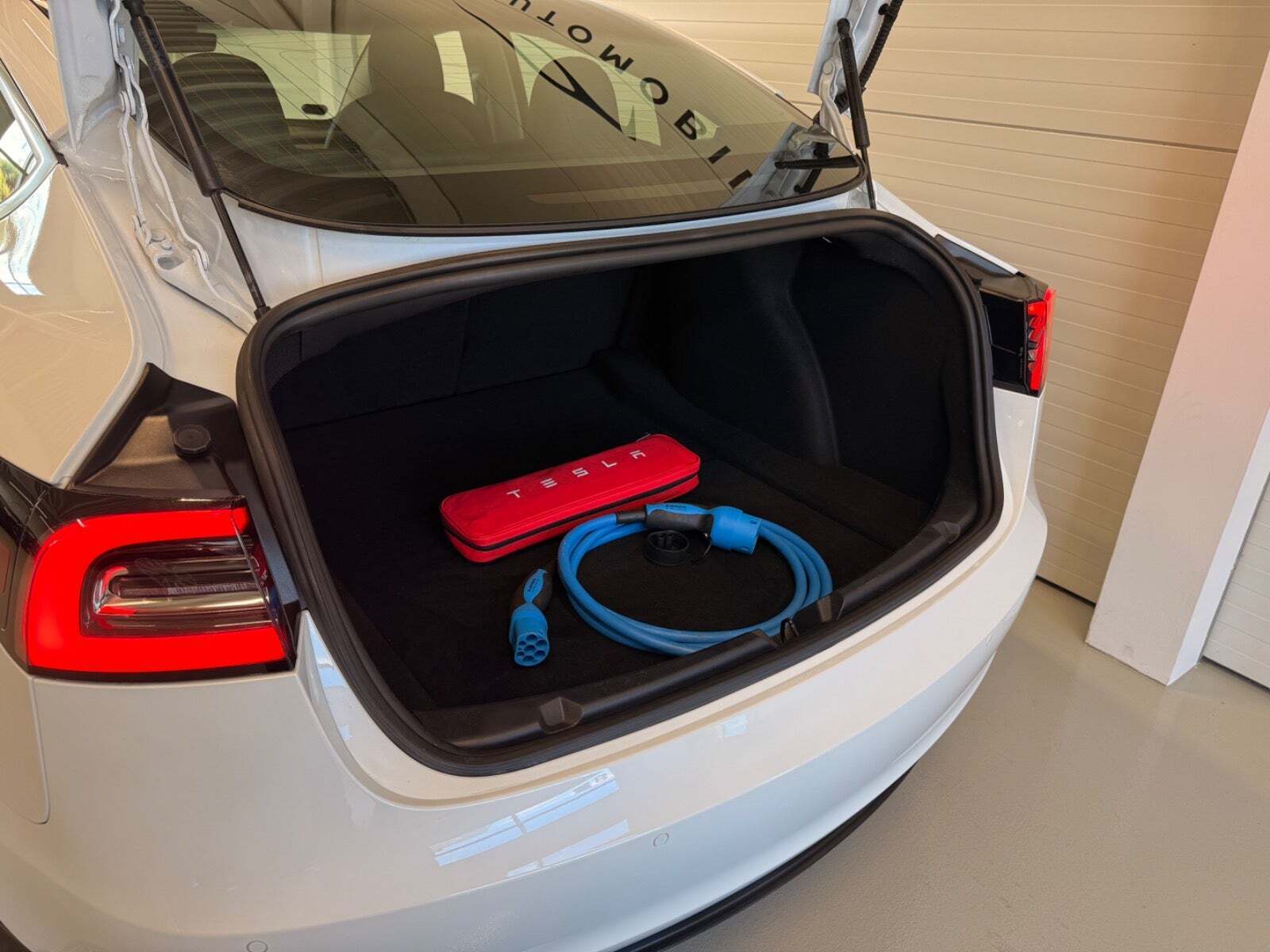 Hvid Tesla Model 3 fra 2020