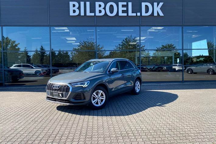 Grå Audi Q3 fra 2022 set udefra