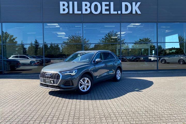 Grå Audi Q3 fra 2022 set udefra