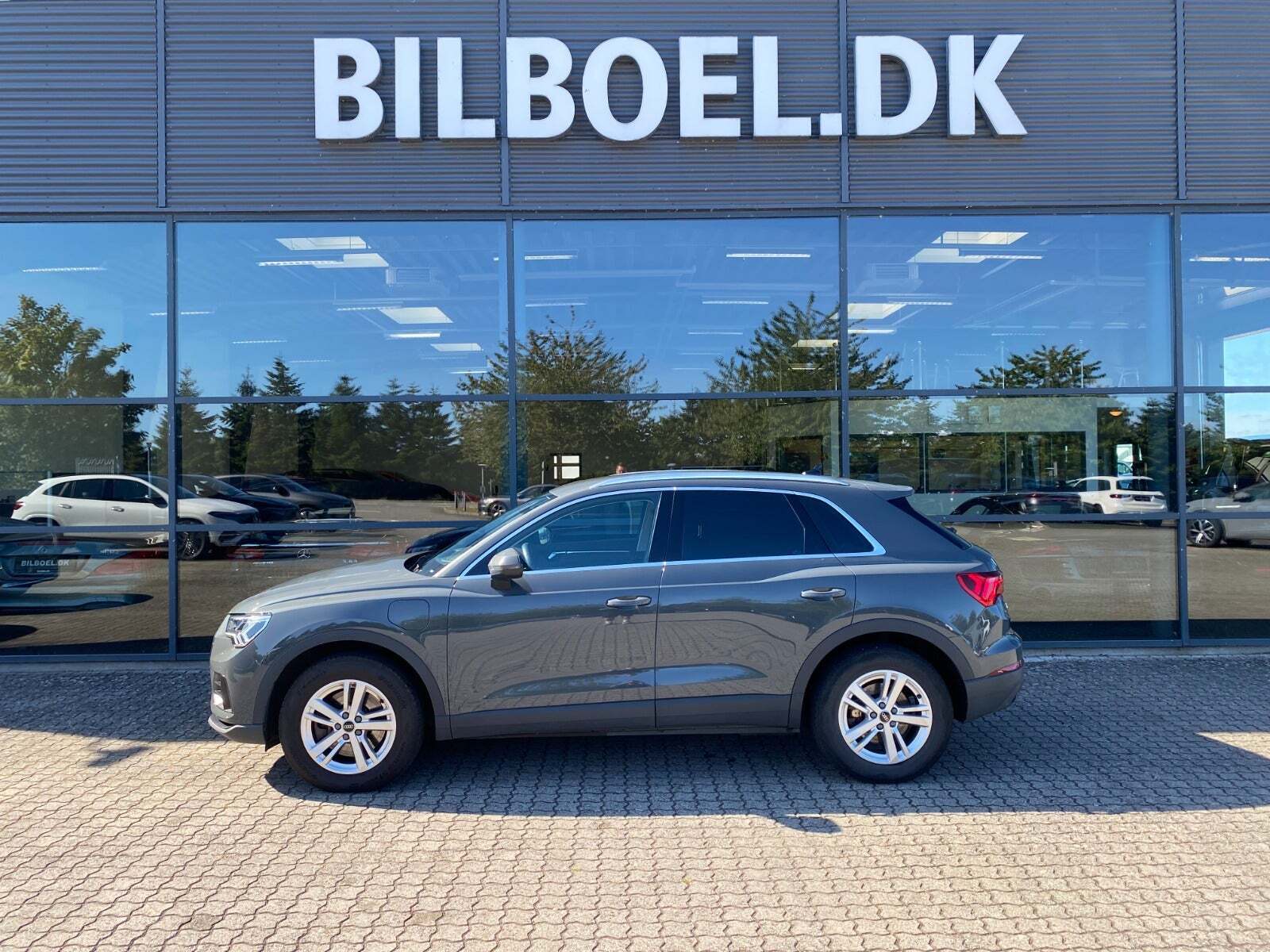 Grå Audi Q3 fra 2022