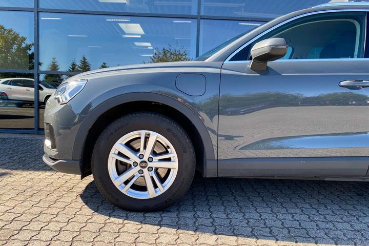 Grå Audi Q3 fra 2022