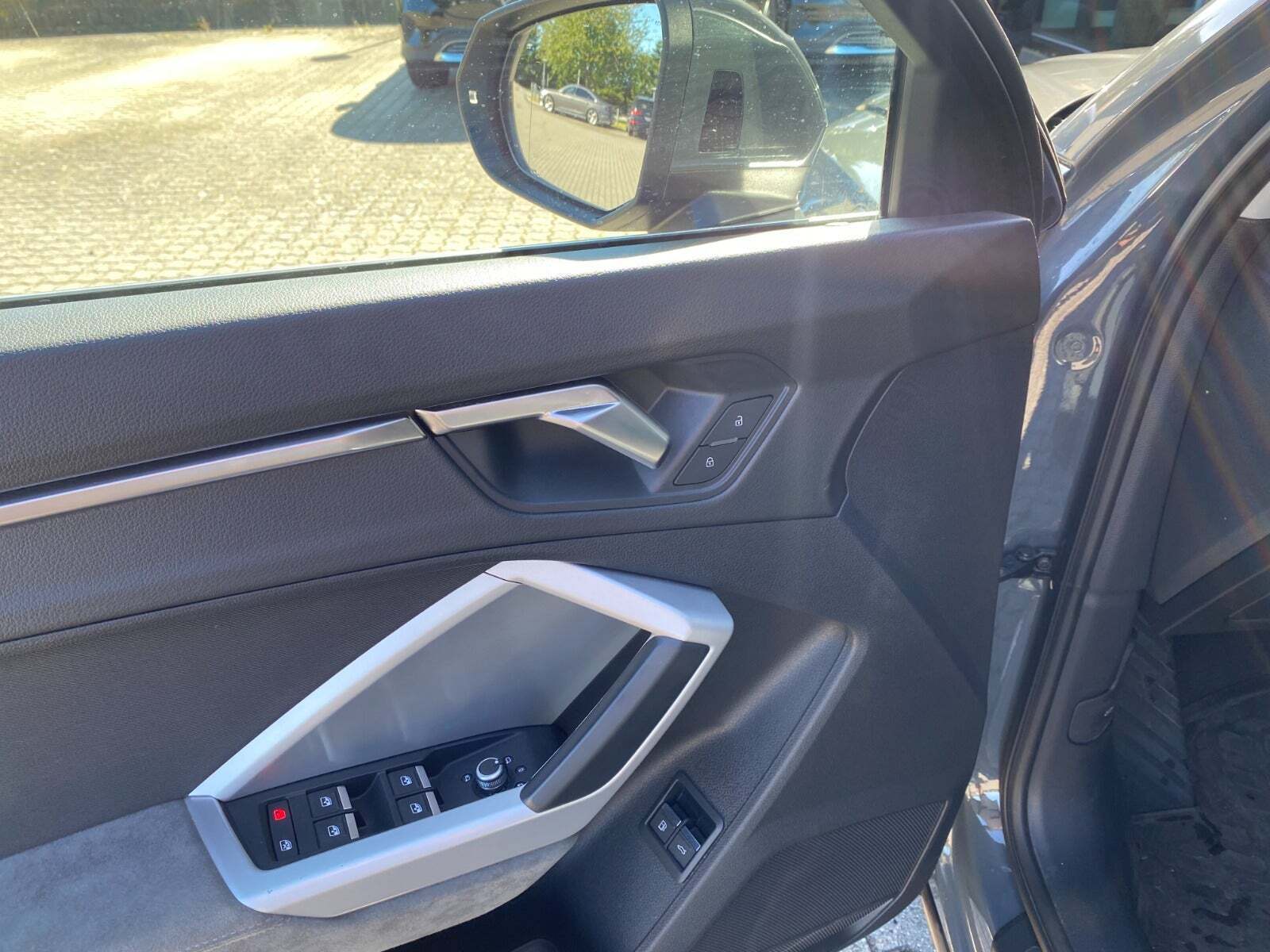 Grå Audi Q3 fra 2022
