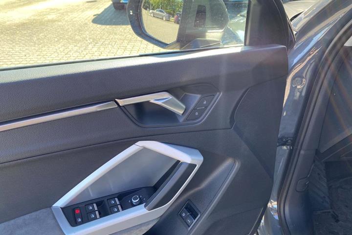 Grå Audi Q3 fra 2022
