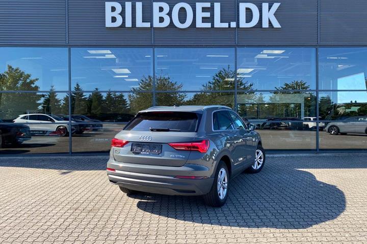 Grå Audi Q3 fra 2022