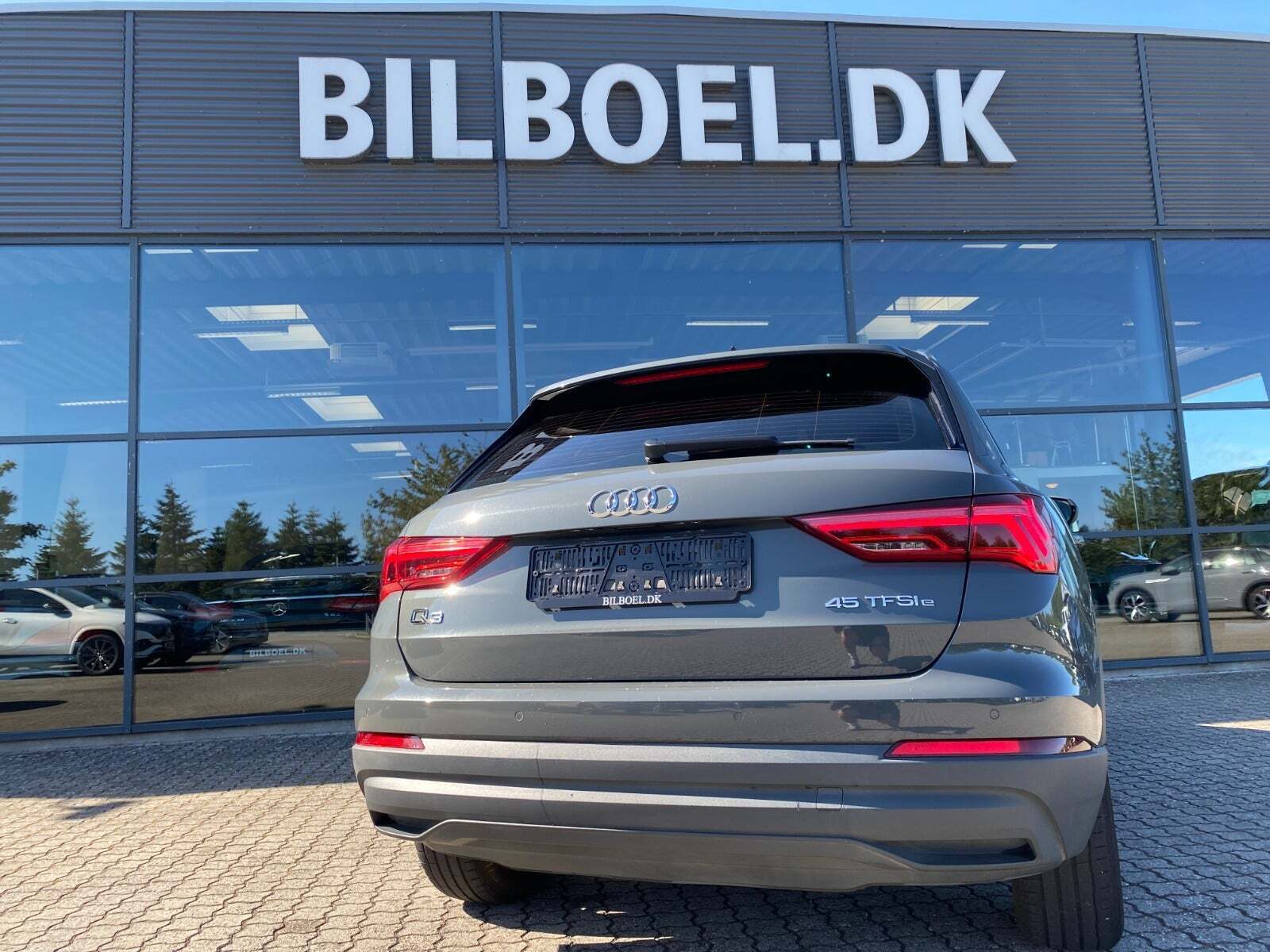 Grå Audi Q3 fra 2022