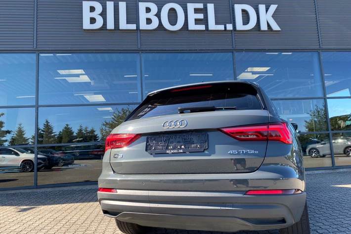 Grå Audi Q3 fra 2022