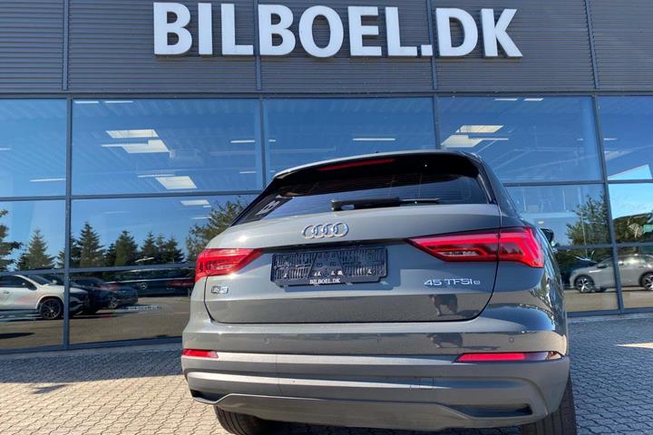 Grå Audi Q3 fra 2022